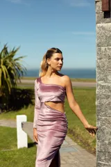 Vestido largo de terciopelo azul eléctrico, con un hombro descubierto, una manga larga, abertura lateral y falda con frunces.
