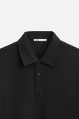 Polo verde oliva de tejido piqué, corte regular fit, cuello solapa con cierre frontal de botonadura y manga corta.