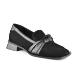 Zapato mocasín color rosa pálido, de cuero, con punta cuadrada, detalle de lazo en la capellada y taco bajo cuadrado color negro.