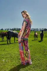 Pantalón de tiro medio con elástico en la cintura y corte acampanado. Diseño con estampado multicolor.