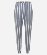 Conjunto de pijama largo compuesto por camisa de mangas largas con escote redondo y pantalón con cintura elástica. Diseño a rayas verticales en gris y blanco.