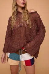 Buzo marrón de lino tejido a mano con cables, de silueta oversize, mangas rectas y cuello a la base.