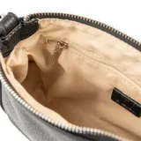 Bandolera negra de cuero sintético con textura granulada. Tiene correa regulable, cierre superior, un bolsillo interno con cierre y otro abierto.