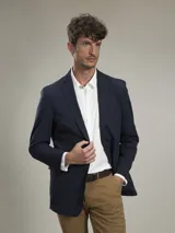 Blazer azul marino de corte clásico, con solapa de muesca, cierre de dos botones, bolsillo de parche en el pecho y bolsillos con solapa en los laterales.