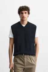 Chaleco de punto azul marino con cuello en V y diseño acanalado.