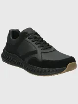 Zapatillas urbanas negras con detalles en gamuza y suela track.
