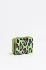 Monedero pequeño verde con estampado animal print en negro y rosa. Cierre con cremallera dorada y logo de la marca en el frente.