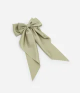 Pinza para el pelo con forma de lazo color verde oliva, confeccionada en poliéster.