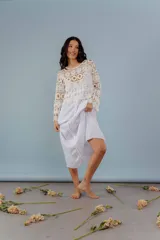 Blusa calada color beige, de hilo de algodón, con mangas largas y cuello redondo.