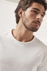 Remera blanca de algodón, manga corta y cuello redondo.