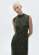 Vestido midi sin mangas de organza con estampado de serpiente, cuello perkins, forro interior, abertura posterior en el bajo y cierre de cremallera en la parte posterior.