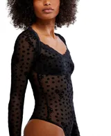 Body de mesh semitransparente negro con detalles florales, escote Queen Anne con encaje y busto forrado en mesh.