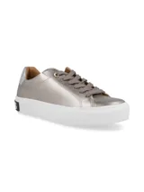 Zapatillas Hush Puppies color beige con cordones y suela blanca.