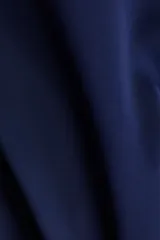 Short pollera mini color azul marino, de tejido suave con efecto neopreno. Modelo ajustado con elástico oculto en la cintura y nesgas que aportan volumen y vuelo.