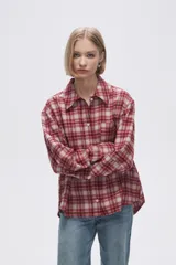 Camisa a cuadros marrón y beige de manga larga con cuello clásico y bolsillo en el pecho.