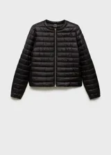 Campera acolchada negra con cierre frontal y cuello redondo.