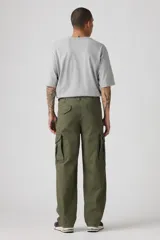 Pantalón cargo verde militar, de corte holgado, con bolsillos laterales con solapa y bolsillos traseros.