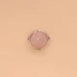 Anillo de plata 925 con piedra de cuarzo rosa redonda.