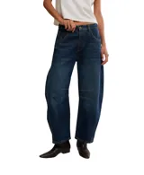 Pantalón de jean azul oscuro, corte amplio, tiro medio, con bolsillos delanteros y traseros.