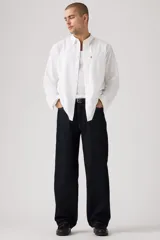 Pantalón de jean azul oscuro, corte amplio, con bolsillos delanteros y traseros.