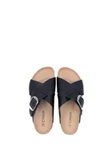 Sandalias negras cruzadas con hebilla plateada ajustable.