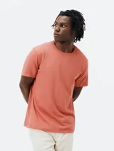 Camiseta básica de manga corta, cuello redondo y calce regular, color rojo jaspeado.