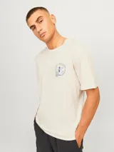 Camiseta color crema de manga corta y cuello redondo con estampado azul de un pollo con la frase "Hot Chicken" y el logo de la marca.