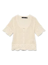 Cárdigan tejido de algodón orgánico color crema, con cuello en U, mangas cortas y cierre de botones al frente.