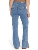 Pantalón de jean azul de tiro alto, corte bootcut y bolsillos delanteros con costuras decorativas.