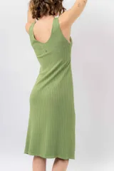 Vestido midi verde oliva de tejido acanalado, con escote en V y silueta al cuerpo con caída fluida.