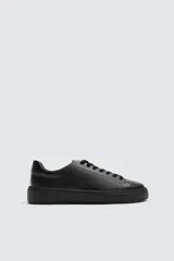 Zapatillas urbanas de cuero color blanco, con cordones y suela de goma con plataforma.