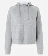 Campera deportiva gris confeccionada en microfibra pesada. Tiene capucha con cordón, cierre frontal con cremallera, bolsillos laterales y mangas largas.