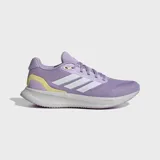 Championes de running Adidas modelo Runfalcon 5, color lila con las icónicas tres tiras en blanco y detalles amarillos. Poseen parte superior de malla transpirable, forro textil y mediasuela Cloudfoam para una amortiguación suave.