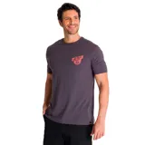 Remera gris de algodón con cuello redondo y manga corta. Estampado pequeño en el pecho con el logo de la marca en color rojo.