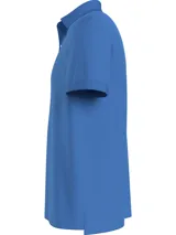 Chomba azul de Tommy Hilfiger, modelo 1985, de corte regular, con cuello tipo chomba, cartera de dos botones, logo bordado en el pecho y confeccionada en mezcla de algodón y poliéster.