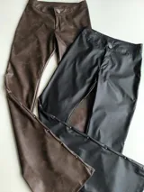 Pantalón de ecocuero marrón con corte ajustado y cierre frontal con botón.
