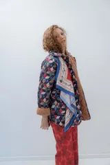 Campera capitoneada con estampado patchwork multicolor, forrada en corderito y con tela a prueba de agua.