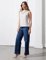 Blusa sin mangas color beige de seda fría con cuello volcado.