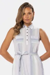 Vestido camisero corto de lino rayado con colores pastel, botones metálicos personalizados, dos bolsillos en el pecho y lazo en la cintura.