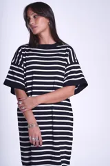 Vestido midi negro con rayas horizontales blancas, de corte recto y mangas cortas.