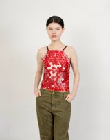 Top rojo con lentejuelas grandes y tirantes finos.