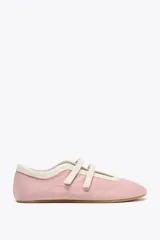 Zapato tipo bailarina deportiva color rosa con efecto satinado, doble tira con ajuste adhesivo en la parte delantera, detalle de pespunte y acabado en punta redonda.