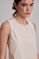 Blusa marrón sin mangas con pespuntes en contraste.