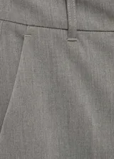 Pantalón negro de vestir, de corte recto y tiro medio.