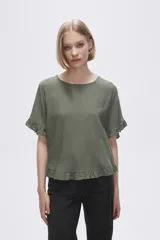 Blusa color coral con cuello redondo y mangas cortas con volados.