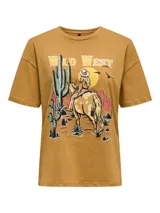 Remera color marrón con estampado de una mujer a caballo en el desierto y la frase "Wild West".