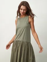 Vestido midi azul marino, sin mangas, con corte recto en la parte superior y falda amplia fruncida.