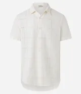Camisa de manga corta color crema con textura cuadriculada con lesie, cuello inglés y abotonado delantero.