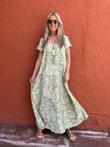 Vestido largo de seda color verde con estampado cachemir en blanco, corte suelto y mangas cortas.