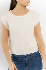 Remera color crudo de lino, sin mangas y con tajo en la espalda.